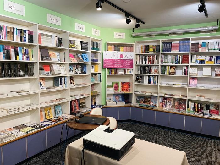 台北公館書店︱女書店隱身於巷弄二樓，一個溫柔且獨特的書店空間