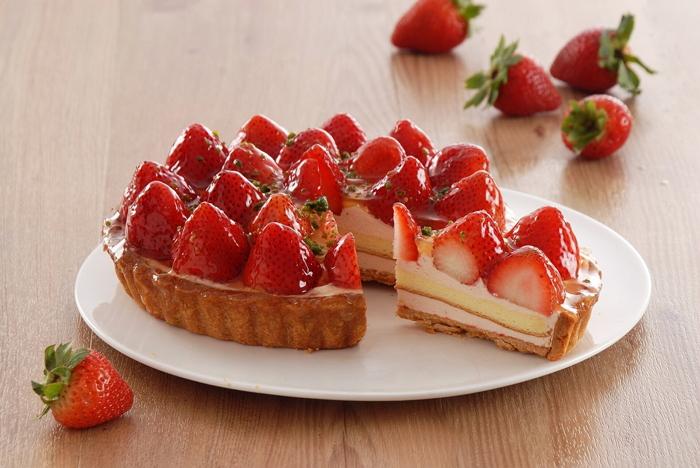 草莓季開跑！亞尼克 × 這群人合作推出「雪戀莓生乳捲」，13 款草莓甜點限時開賣