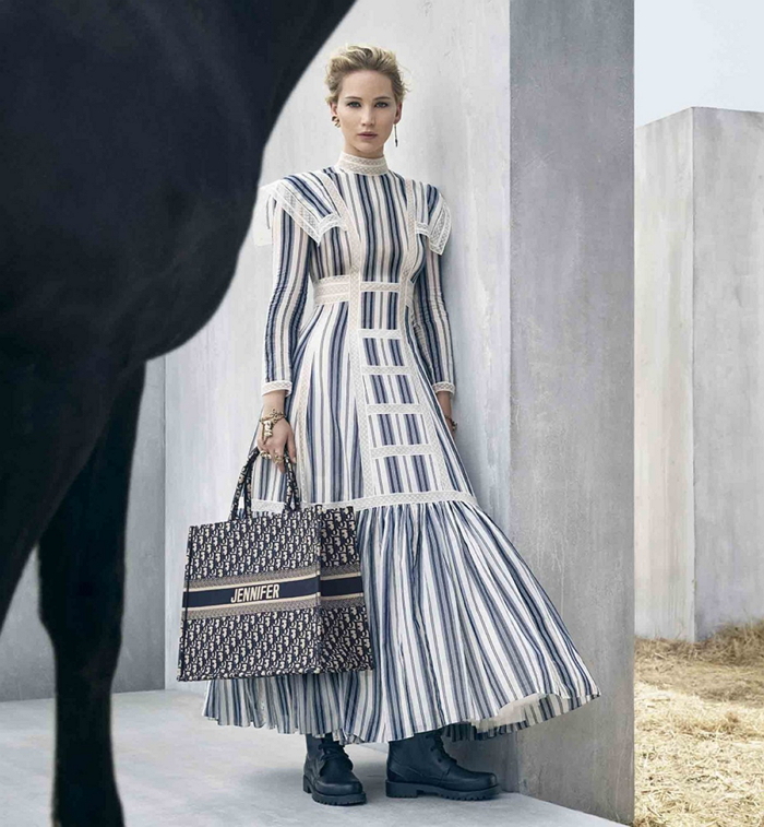 Dior推行客製化繡名服務，讓你再也不怕拿錯包包！找來Angelababy、景甜、吳謹言和張雪迎示範什麼叫做「不撞款」！
