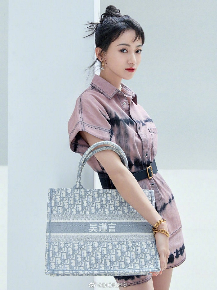 Dior推行客製化繡名服務，讓你再也不怕拿錯包包！找來Angelababy、景甜、吳謹言和張雪迎示範什麼叫做「不撞款」！