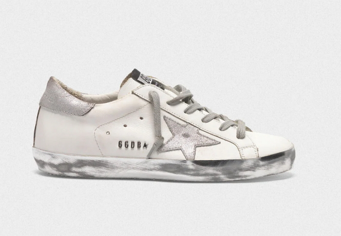Kendall Jenner夏日「小白鞋」穿搭，輕鬆打造超模日常！精選10雙時尚精品小白鞋推薦