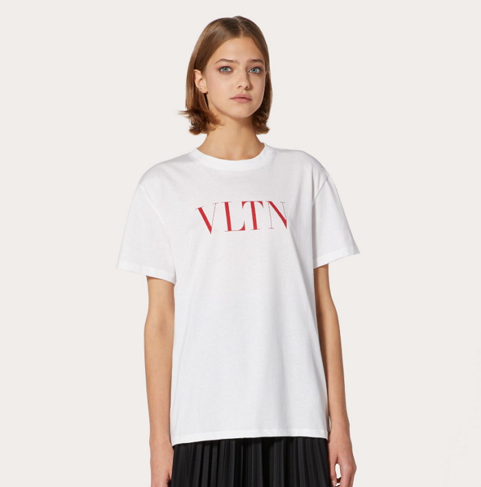 Victoria Beckham跟超模劉雯都愛的精品「Logo T」，精選15款怎麼搭都時髦的白T-Shirt