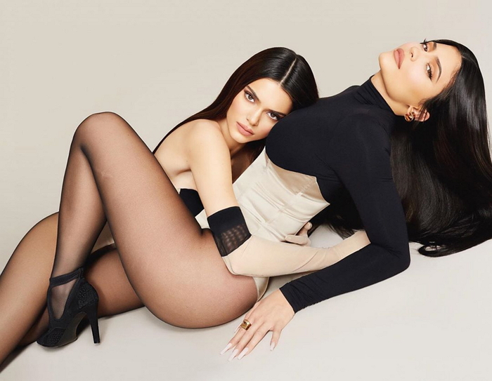 Kylie Jenner攜手Kendall推出聯名彩妝！「Kendall x Kylie」彩妝品項大公開，15色繽紛眼影盤、修容棒都是必收品項
