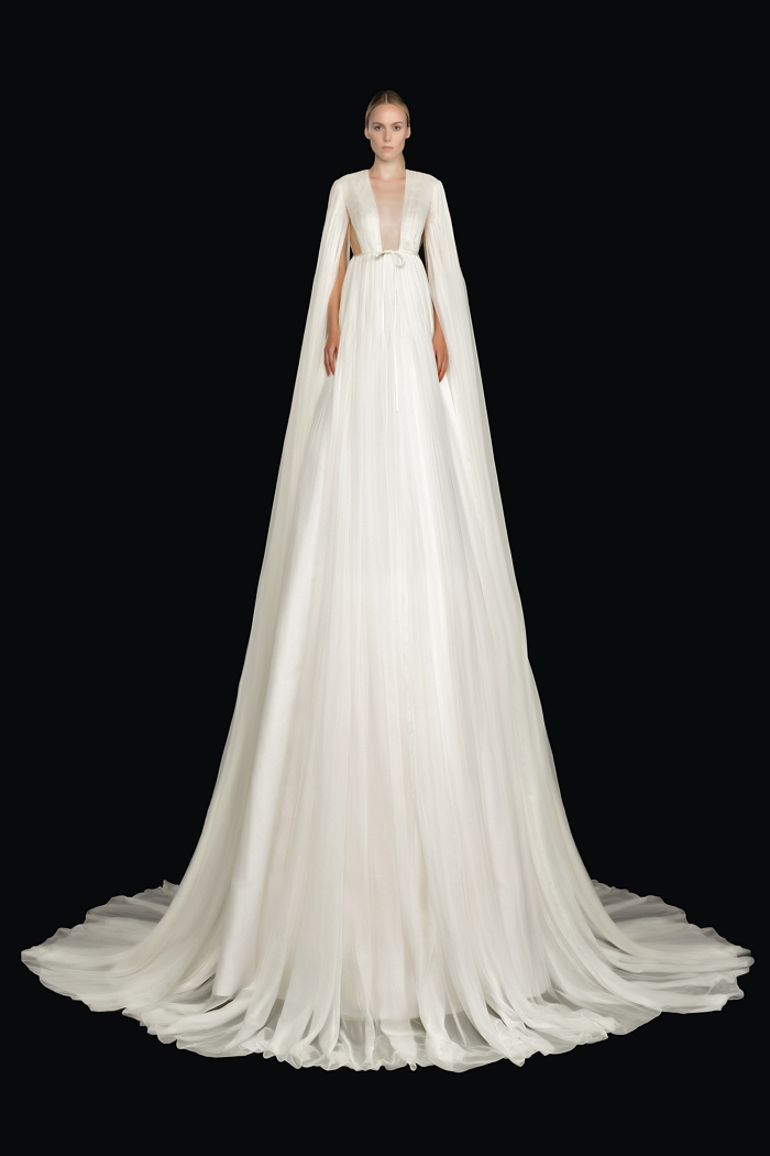 Valentino 2020 秋冬高級訂製服系列，純白的禮服於高空中飄盪打造出夢中場景