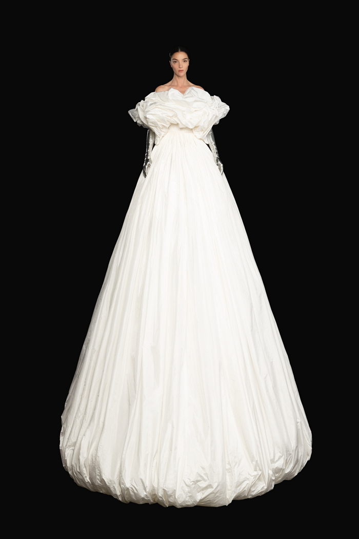 Valentino 2020 秋冬高級訂製服系列，純白的禮服於高空中飄盪打造出夢中場景