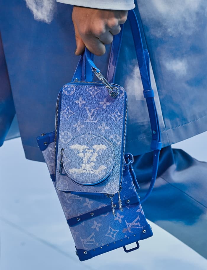 Louis Vuitton 2020「Monogram Clouds」秋冬系列，以清涼的天藍色作為主調，搭配蓬鬆雲朵為男性手袋注入新的色彩