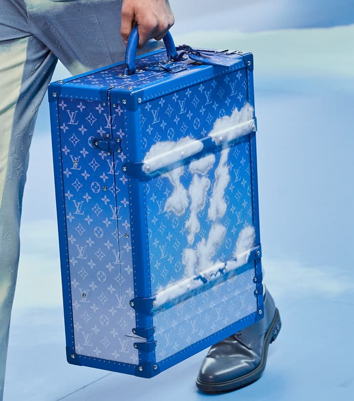 Louis Vuitton 2020「Monogram Clouds」秋冬系列，以清涼的天藍色作為主調，搭配蓬鬆雲朵為男性手袋注入新的色彩