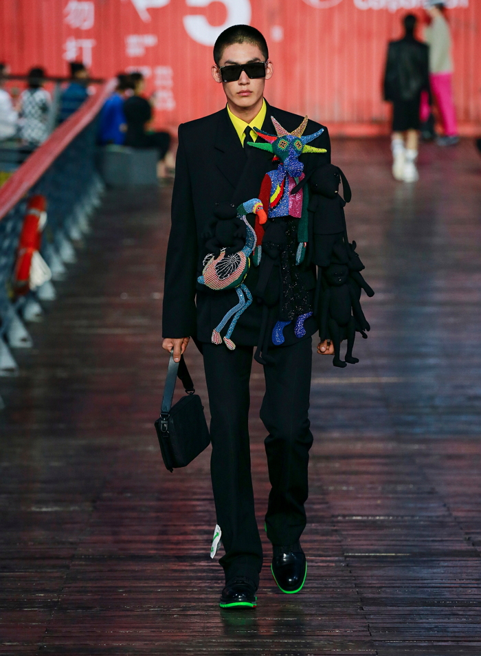 Louis Vuitton 2021春夏男裝秀：「瓶中的信息」漂流至上海，發揮旅行精神跟著Zoooom一同環遊世界！