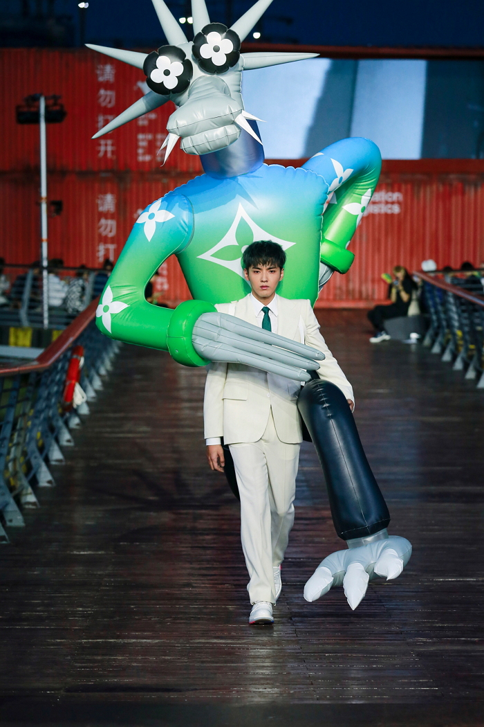 Louis Vuitton 2021春夏男裝秀：「瓶中的信息」漂流至上海，發揮旅行精神跟著Zoooom一同環遊世界！