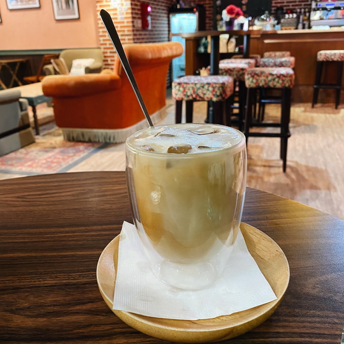 台北公館餐廳︱中央公園咖啡館完美重現《六人行》場景，坐在經典橘沙發上喝咖啡邊重溫影集