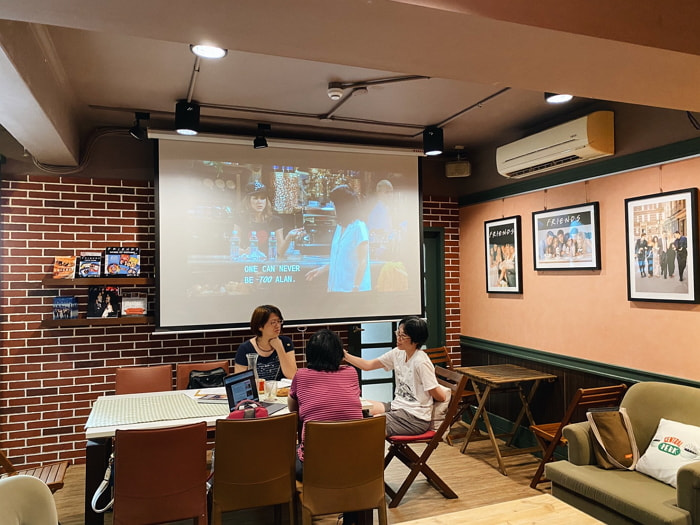 台北公館餐廳︱中央公園咖啡館完美重現《六人行》場景，坐在經典橘沙發上喝咖啡邊重溫影集