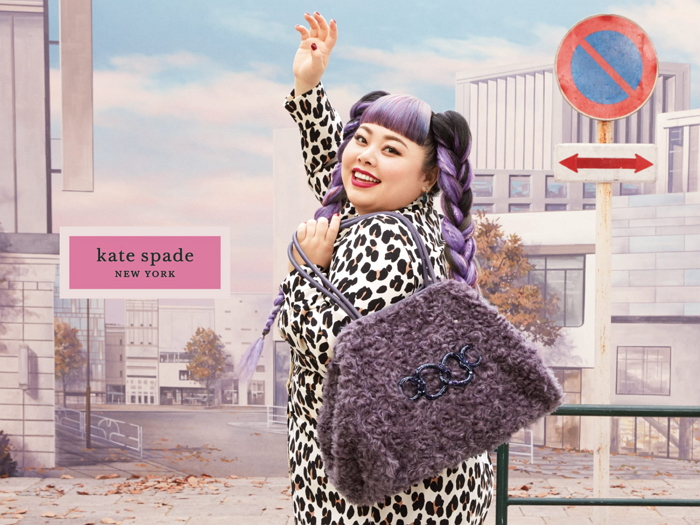 Kate Spade x 渡邊直美推出首個膠囊系列，金屬色粉紫相機包、毛絨手袋華麗又可愛！